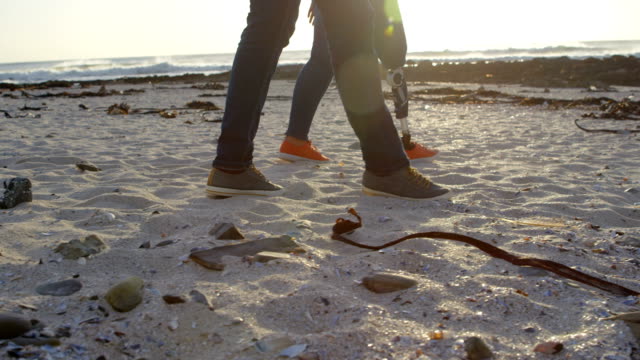 Romantisch-zu-zweit-zu-Fuß-am-Strand-an-einem-sonnigen-Tag-4k