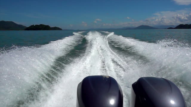 Slow-Motion-Sea-waves-caused-by-speedboats