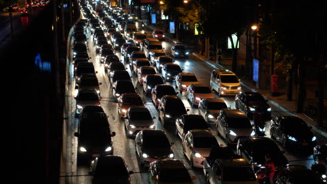 Stau-auf-der-viel-befahrenen-Straße-während-der-Hauptverkehrszeit-in-der-Nacht