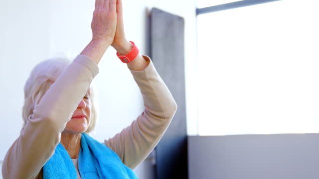 Ältere-Frau,-die-Durchführung-Yoga-4k