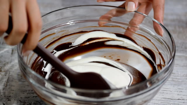 Der-Prozess-der-Herstellung-von-Mousse-au-Chocolat.