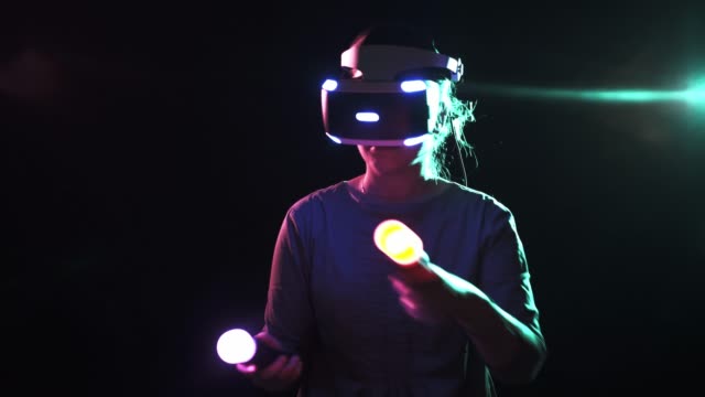 Playin-Girl-en-VR-Headset-sosteniendo-modernos-controladores-de-movimiento