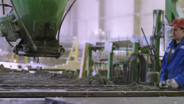 Fertigungsarbeiter,-der-Maschinen-in-der-Baufabrik-kontrolliert
