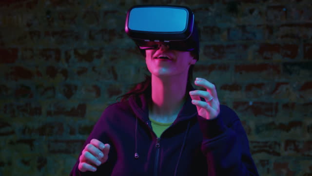 Frau-trägt-VR-Headset