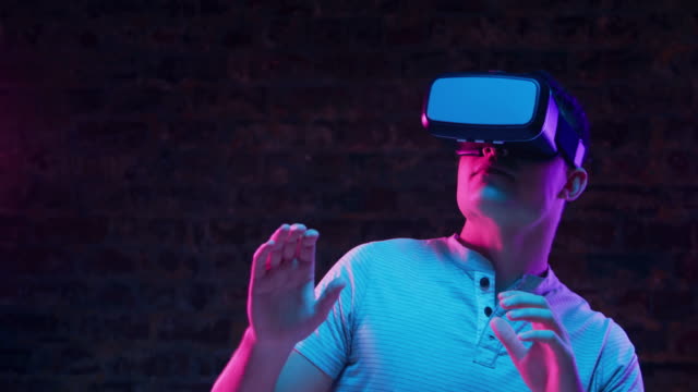 Hombre-con-casco-de-realidad-virtual