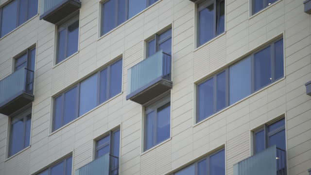 Ventanas-y-balcones-del-edificio-de-apartamentos-en-Residental-Area