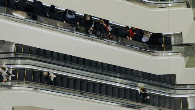Menschen-gehen-auf-der-Rolltreppe