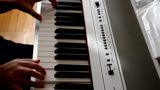 El-pianista-toca-el-piano
