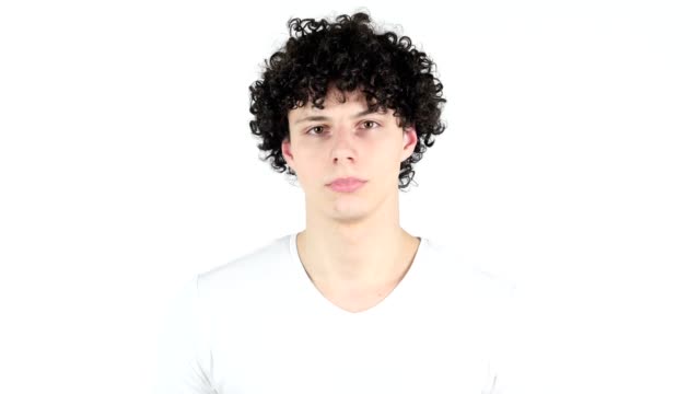 Porträt-des-jungen-Mannes-mit-lockigen-Haaren