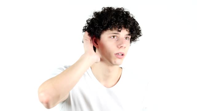 Zuhören,-junger-Mann-mit-lockigen-Haaren,-weißer-Hintergrund