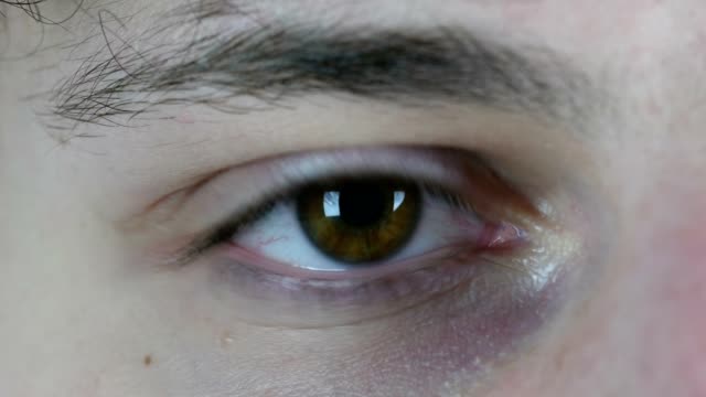 Blinkende-Auge-des-jungen-Mannes,-Nahaufnahme
