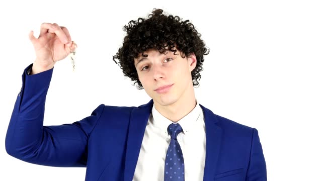 Joven-empresario-mostrando-llaves,-fondo-blanco