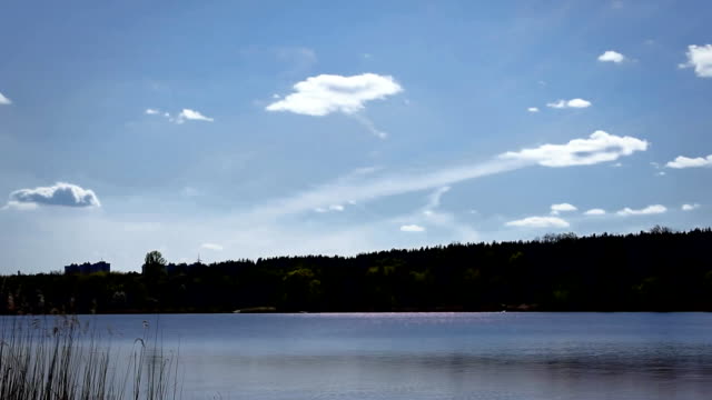 Hermosas-nubes-en-lago-o-río