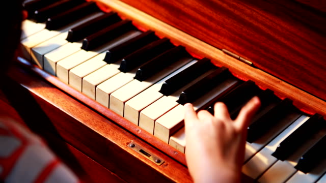 Colegiala-aprendiendo-piano-en-clase-de-música-4k