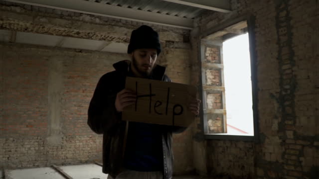 Arme-schmutzige-Obdachlosen-mit-Tabelle-"Hilfe"