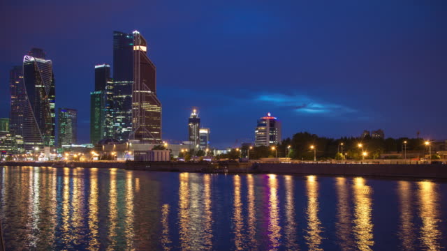 Russland-Nacht-Moskau-Stadt-Block-am-Flussufer-Reflexion-Panorama-4k-Zeitraffer