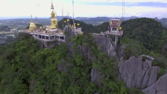 Drohne-Aufnahmen-von-Wat-Tham-Sua-(Tiger-Cave-Tempel)-in-Krabi,-Thailand