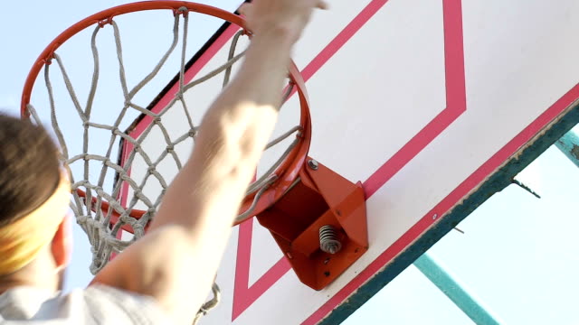 Kaukasische-Basketballspieler-Hakenwurf-in-Korb-und-extra-Punkte