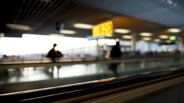 Defokussierten-Rolltreppe-am-Flughafen-Passagiere-hetzen,-um-Tor,-Transport