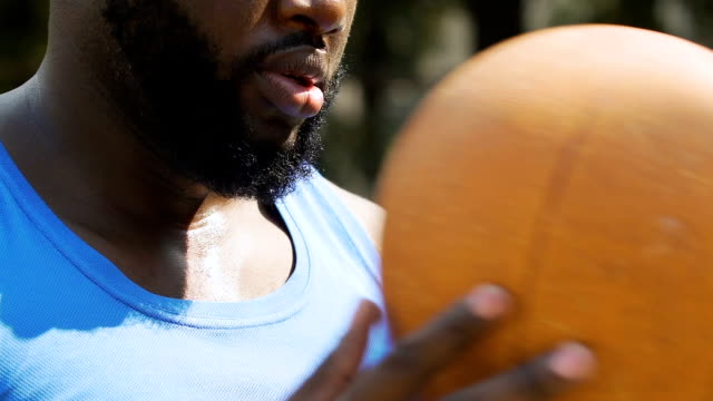 Hombre-negro-concentrado-suspiros,-preparación-para-el-tiro-en-baloncesto,-deportes