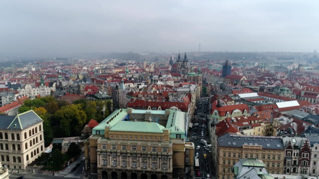 Schönen-Panorama-Blick-auf-Prag-Kathedrale-von-oben-mit-der-Altstadt-und-der-Moldau.-Tolle-Stadt-Landschaft-Filmmaterial