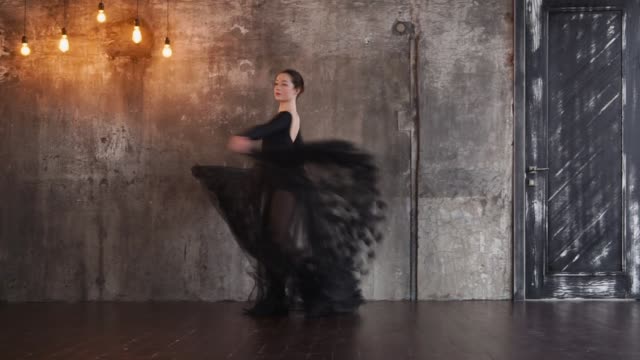 Hermosa-bailarina-con-un-vestido-negro-largo