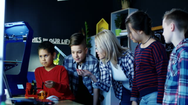 Schoolchildren-exploring-technology-in-lab