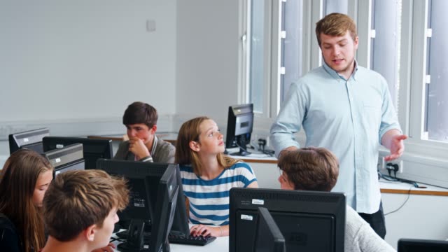 Teenager-Studenten-im-IT-Unterricht-mit-Lehrer