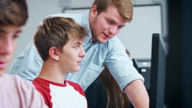 Teenager-Studenten-im-IT-Unterricht-mit-Lehrer