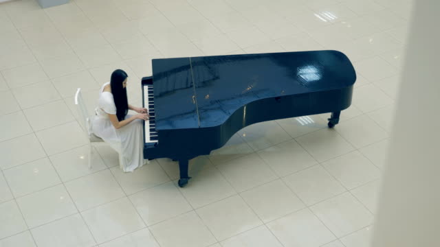El-músico-tocando-el-piano.-Sin-cara.-4K.