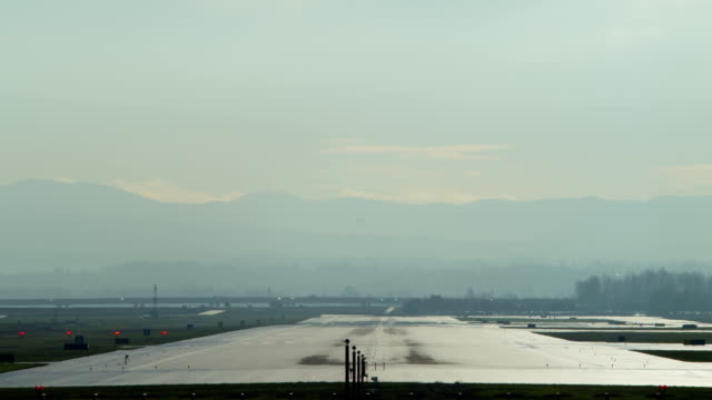 Time-lapse-of-a-Airliner-taking-off-at-a-Portland,-Oregon-airport