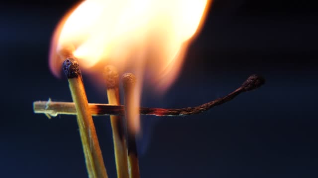 Brennende-Streichhölzer,-Kettenreaktion-und-Flamme.