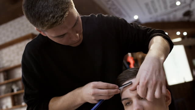 Stylist-makes-contour-to-haircut-with-blade