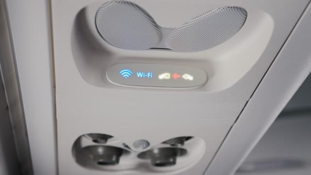 Panel-sobre-las-cabezas-de-los-pasajeros-en-un-autobús-o-avión.-Control-de-la-ventilación-y-placa-Wi-fi