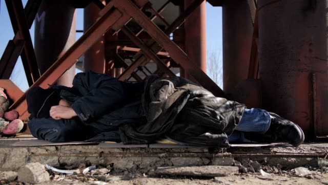 Hombre-sin-hogar-durmiendo-afuera-en-tiempo-frío