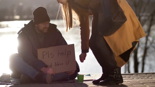 Bettelnden-Obdachlosen-Geld-in-seiner-Tasche-versteckt