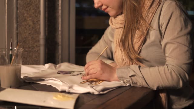 Junge-Künstler-engagiert-sich-bei-der-Erstellung-auf-einem-T-shirt-in-ihrer-kleinen-Heimat-Werkstatt