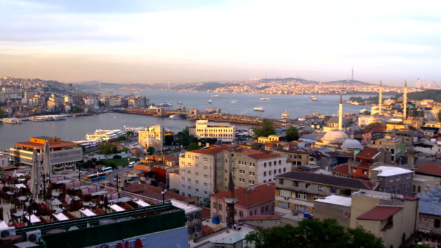 Day-to-Night-Timelapse-Shot-of-Istanbul-Galata-Bridge-and-Bosphorus-Channel.