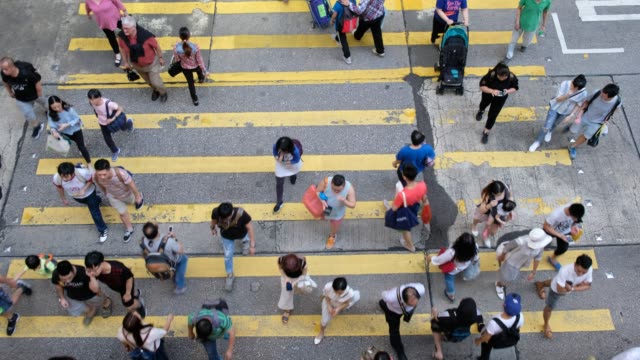 Personas-en-el-cruce-de-peatones-en-Hong-Kong