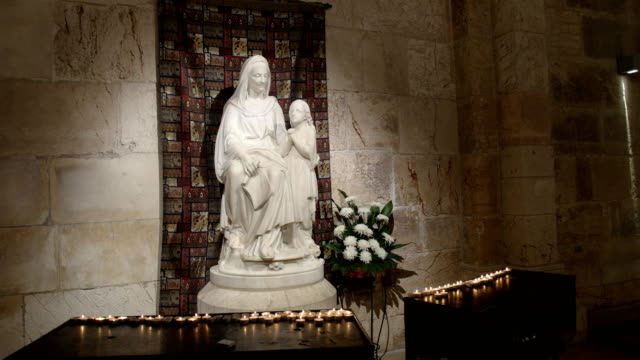 Nahaufnahme-einer-Statue-von-St.-Anne-in-Jerusalem