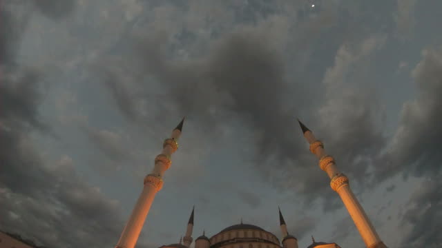 Mezquita-de-Kocatepe-en-Ankara,-Video-de-lapso-de-tiempo.-las-nubes-y-el-cielo-de-minarete-de-Mezquita