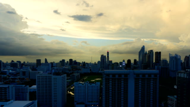 Wolken-mit-Regen-Himmel-von-Bangkok-Stadtbild-überfahren.-4K-Zeitraffer