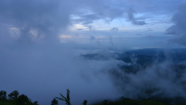 Niebla-de-la-mañana-en-Phuthapboek-Tropical-en-Tailandia