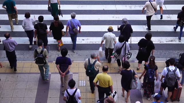 Viele-Menschen-überqueren,-Osaka-in-Japan