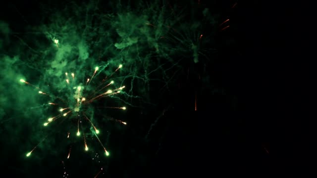 Feuerwerke,-die-explodiert-in-den-dunklen-Nachthimmel-während-einer-Feier