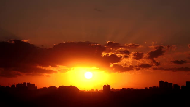 Time-lapse-puesta-de-sol-en-el-cielo-nublado,-Turquía