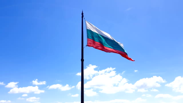 Bandera-búlgara-revolotea-en-el-viento
