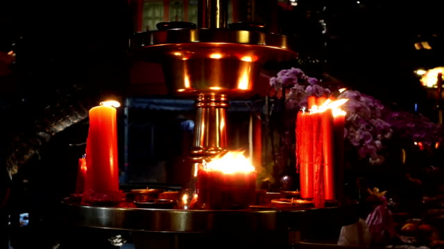 Brennende-Kerzen-im-buddhistischen-Tempel