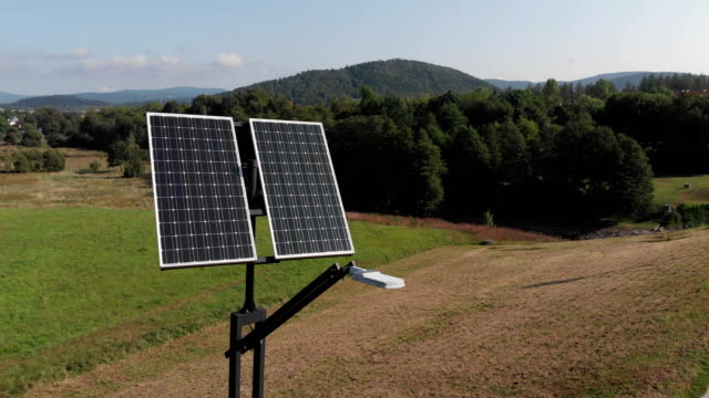 Grüne-Stromerzeugung-durch-Sonnenkollektoren.-Kamera-um-Sonnenkollektoren-langsam-drehenden