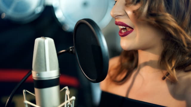 Woman-singing-in-the-recording-studio.